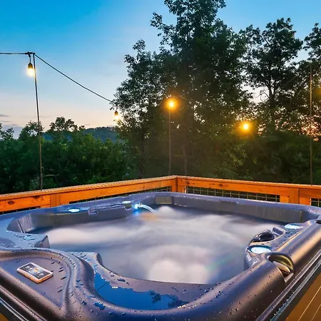 September Deals! - 10 Min To Parkway - Mt View- Hot Tub-Cozy Cabin